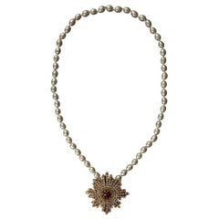 Chanel Perlenkette und Anhänger-Brosche aus Metall und Strasssteinen, 1984