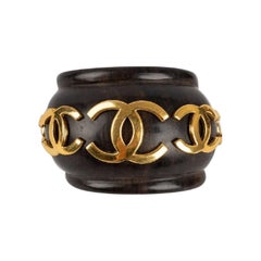 Retro Chanel Wooden Bracelet with CC Logo in Gold Metal, 1990s