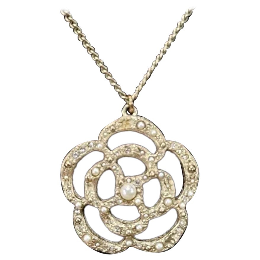 Chanel Gold Metal and Faux Pearl Camellia Pendant Necklace For Sale at  1stDibs