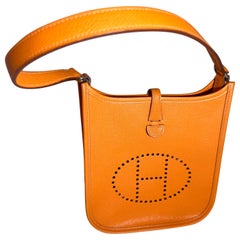 Hermès  Petit sac mini orange en cuir, excellent état comme neuf