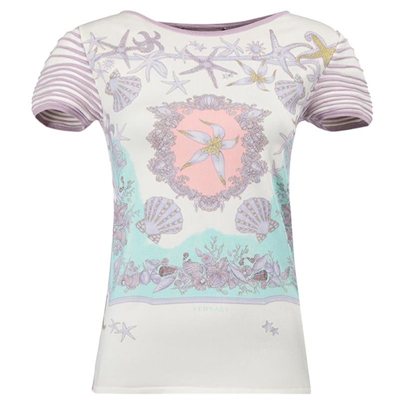 T-shirt extensible Versace crème et lilas à imprimé coquillage, taille XS en vente