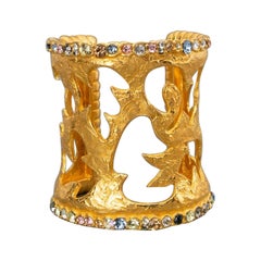 Christian Lacroix Bracelet manchette en métal doré serti de strass multicolores