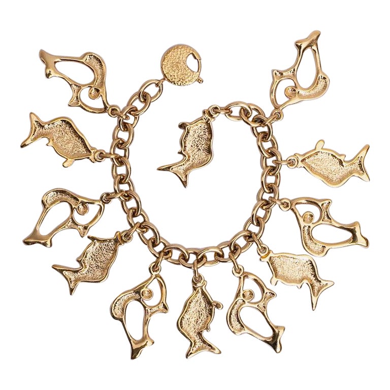 Yves Saint Laurent Bracelet de poissons en métal doré en vente