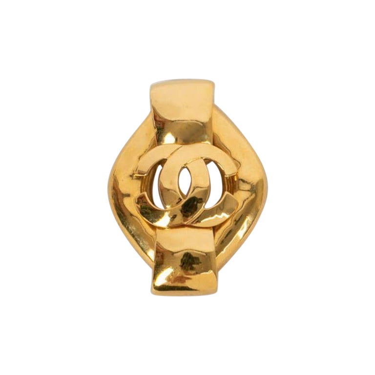 Chanel Brooch in Gilded Metal For Sale