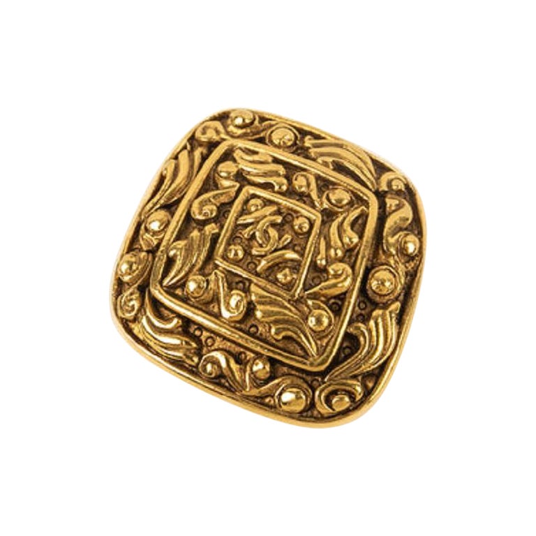 Chanel Brooch in Engraved Gold-Plated Metal For Sale