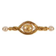 Vintage Chanel Brooch in Gilded Metal and Pearly Cabochon, Fall 1994