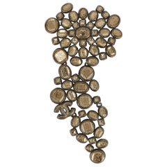 Broche Chanel de metal plateado oscuro y resina, 2010