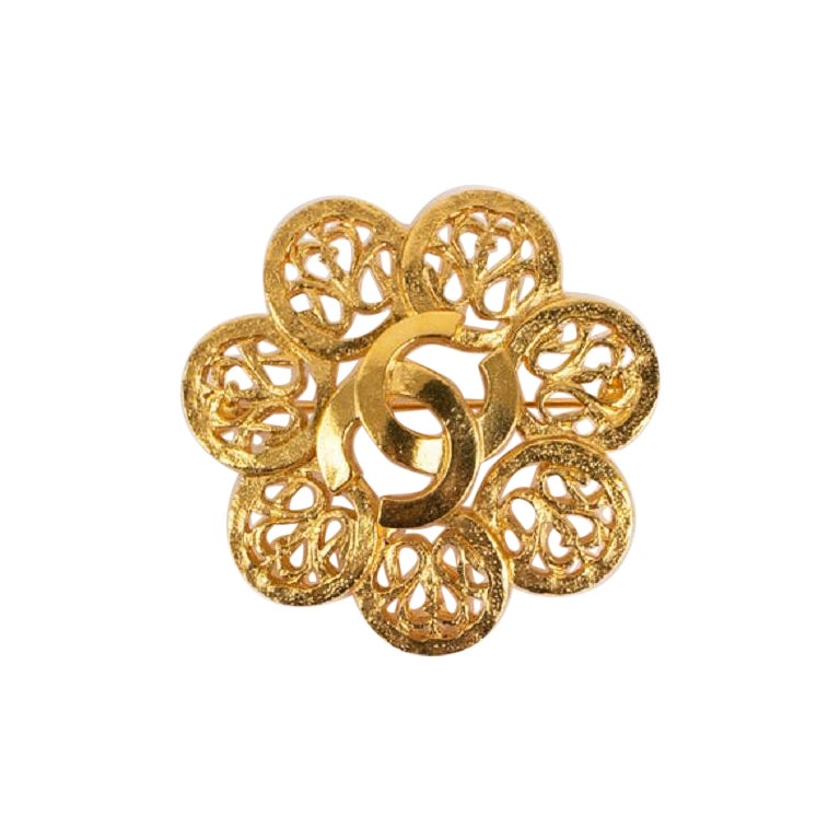 Broche Chanel CC de metal dorado, otoño de 1995 en venta