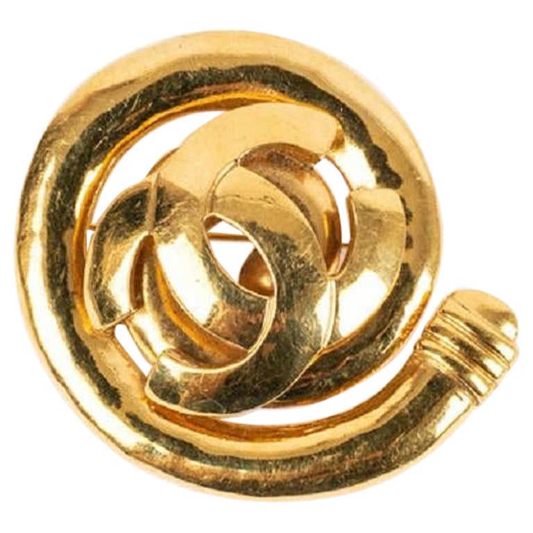 Chanel CC Brooch in Gilded Metal For Sale