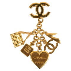 Vintage Chanel Brooch Charms in Gold metal , 1995
