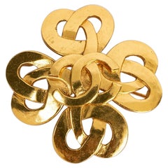 Chanel Broche en forme de croix en métal doré