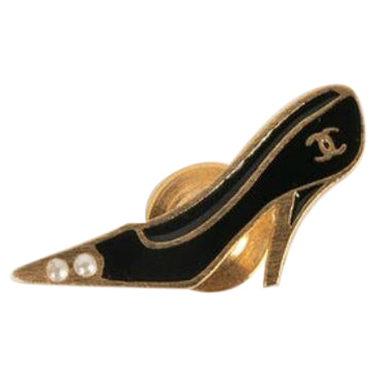 Chanel "Escarpin" Pin's in Gold Metal Enamelled with Black For Sale