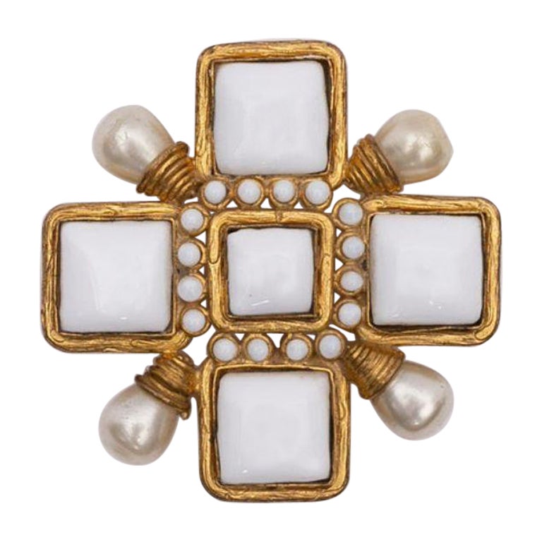 Sold at Auction: CHANEL - 18P CC Cross Strass / Faux Pearl Brooch