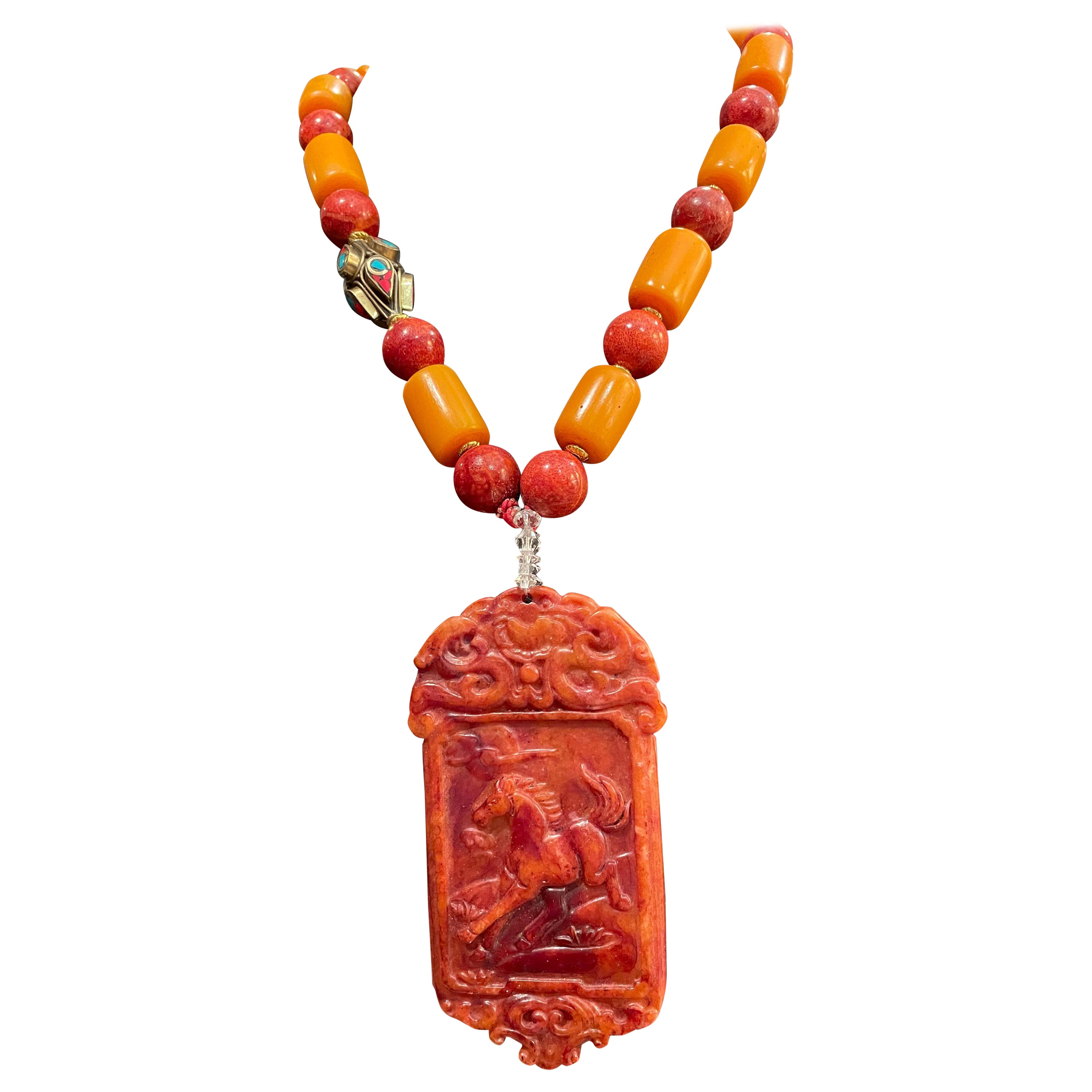LB Collier pendentif chinois en forme de savon sculpté en corail et bakélite, laiton tibétain en vente