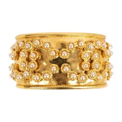 Chanel Bracelet de manchette en métal doré et cabochons