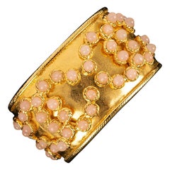 Chanel-Armband aus vergoldetem Metall und Cabochons und blassrosa Glaspastell