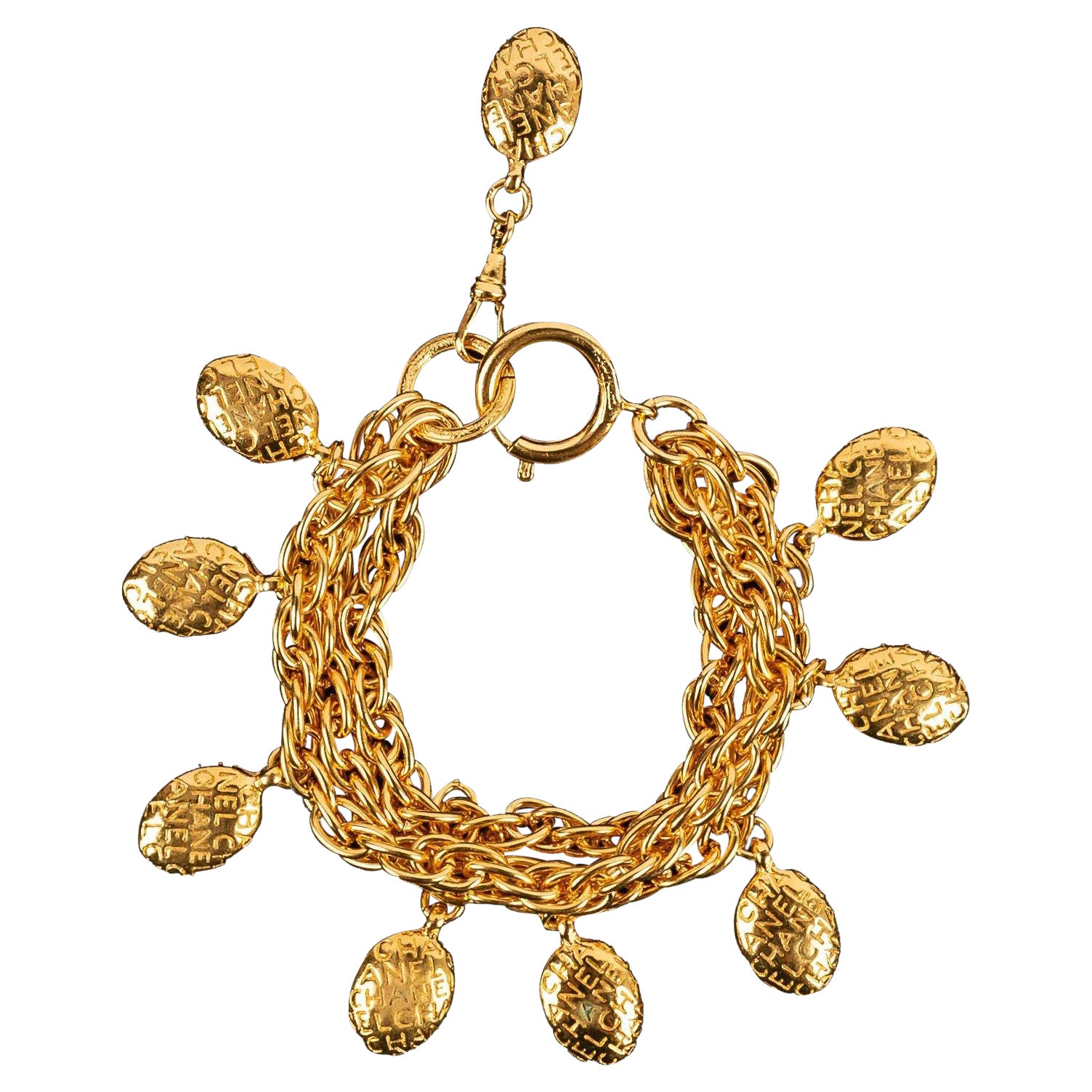 Chanel graviertes Medaillon-Armband in vergoldet im Angebot