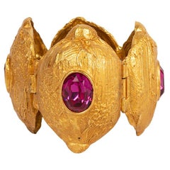 Yves Saint Laurent, grand bracelet en métal doré