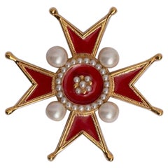 Chanel Kreuzförmige Brosche aus vergoldetem Metall mit roter Emaille