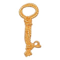 Lanvin Schlüsselanhänger-Brosche aus vergoldetem Metall