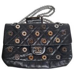 Raro bolso con solapa Jumbo acolchado negro con medallón Paris Dubai Coin Medallion