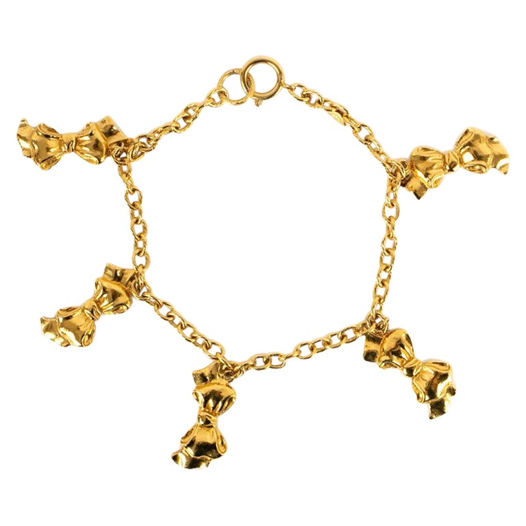 Chanel Collier court en métal plaqué or avec breloques en vente