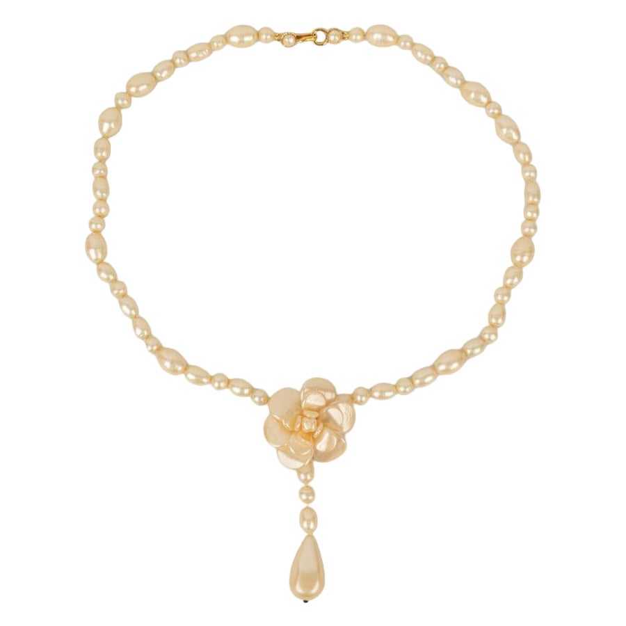 Chanel Lange Kamelien-Halskette aus Perlenperlen im Angebot