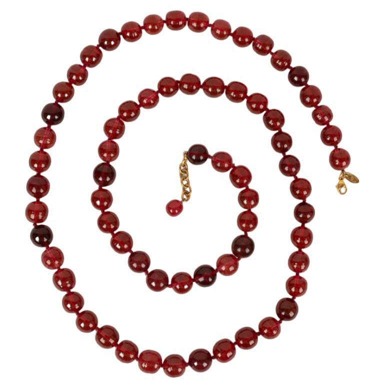 Chanel Collier de perles en verre rouge en vente