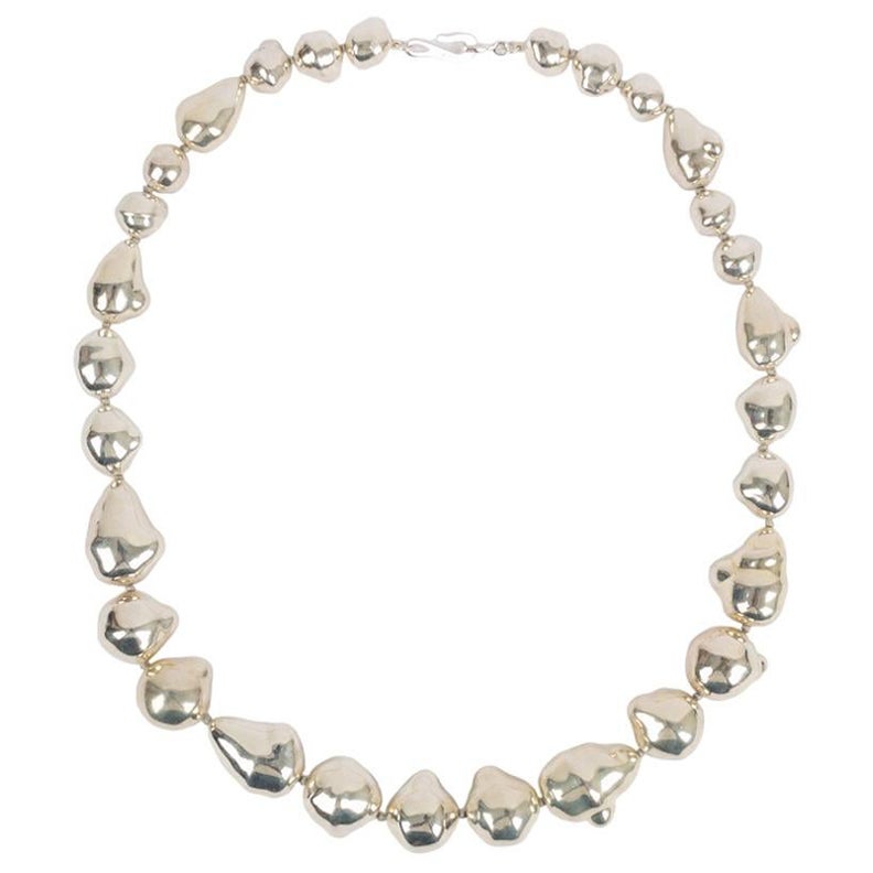 Chanel Collier de perles baroques en métal argenté en vente