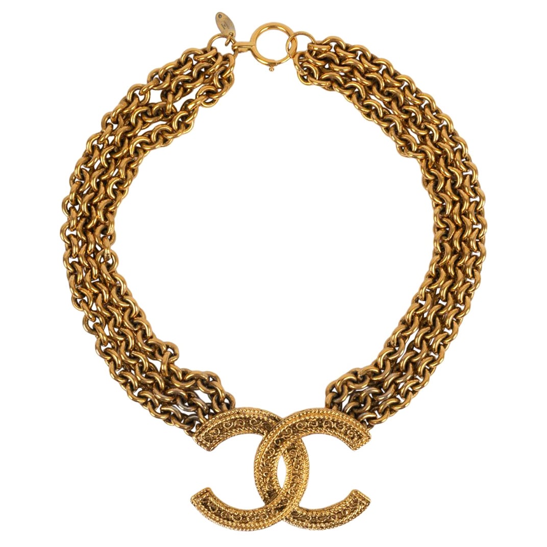 Chanel Halskette aus drei Goldmetallketten mit zentralem CC-Anhänger im Angebot