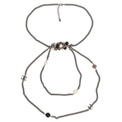 Chanel versilberte Metallhalskette aus Harz mit Perlen und Schnürung