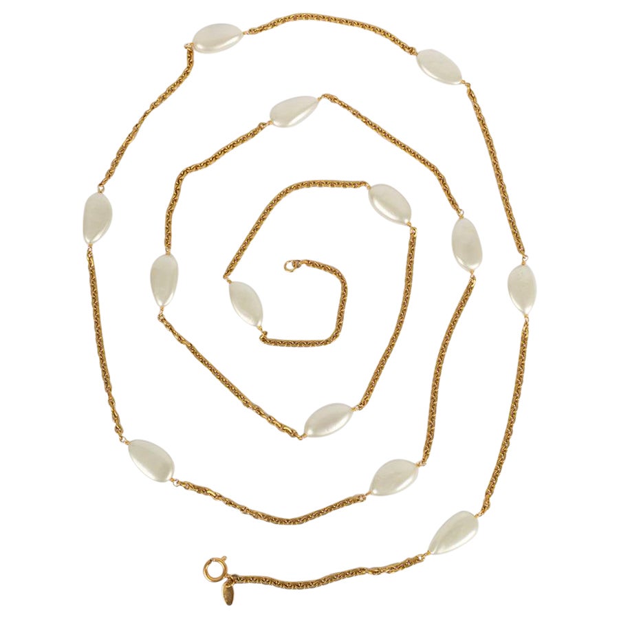 Chanel Collier de perles fantaisie et chaîne en métal doré en vente