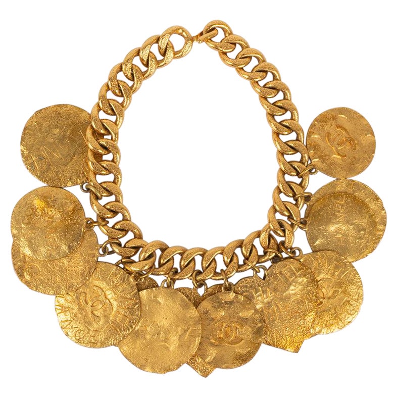 Chanel Halskette aus Gold und Metall mit mehreren Anhängern im Angebot