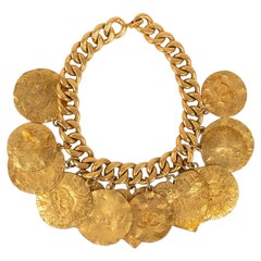 Chanel Halskette aus Gold und Metall mit mehreren Anhängern