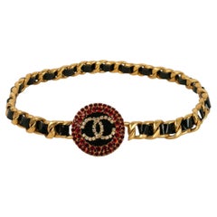 Cintura Chanel in metallo dorato, vernice e strass, 1995