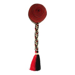Cappello da sfilata Yves Saint Laurent in rosso, nero e rifiniture dorate