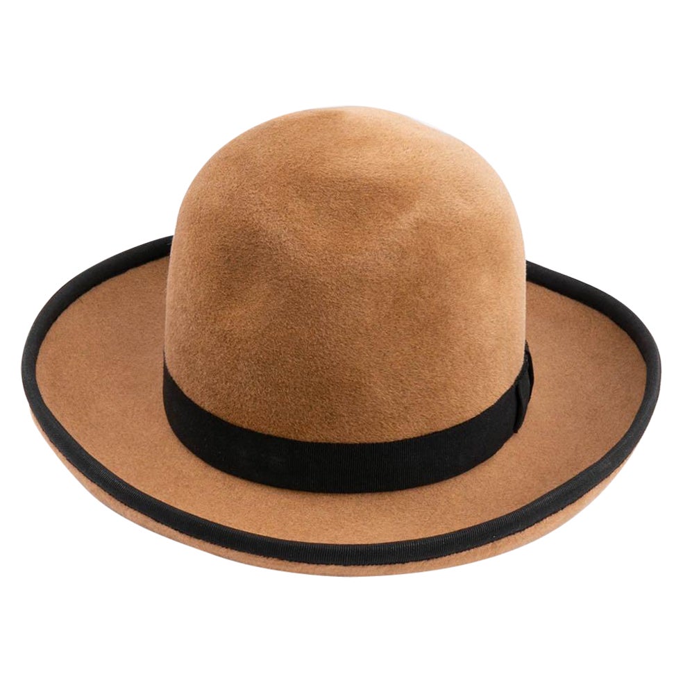 MOTSCH Brauner Hut mit schwarzem Stoffbesatz im Angebot