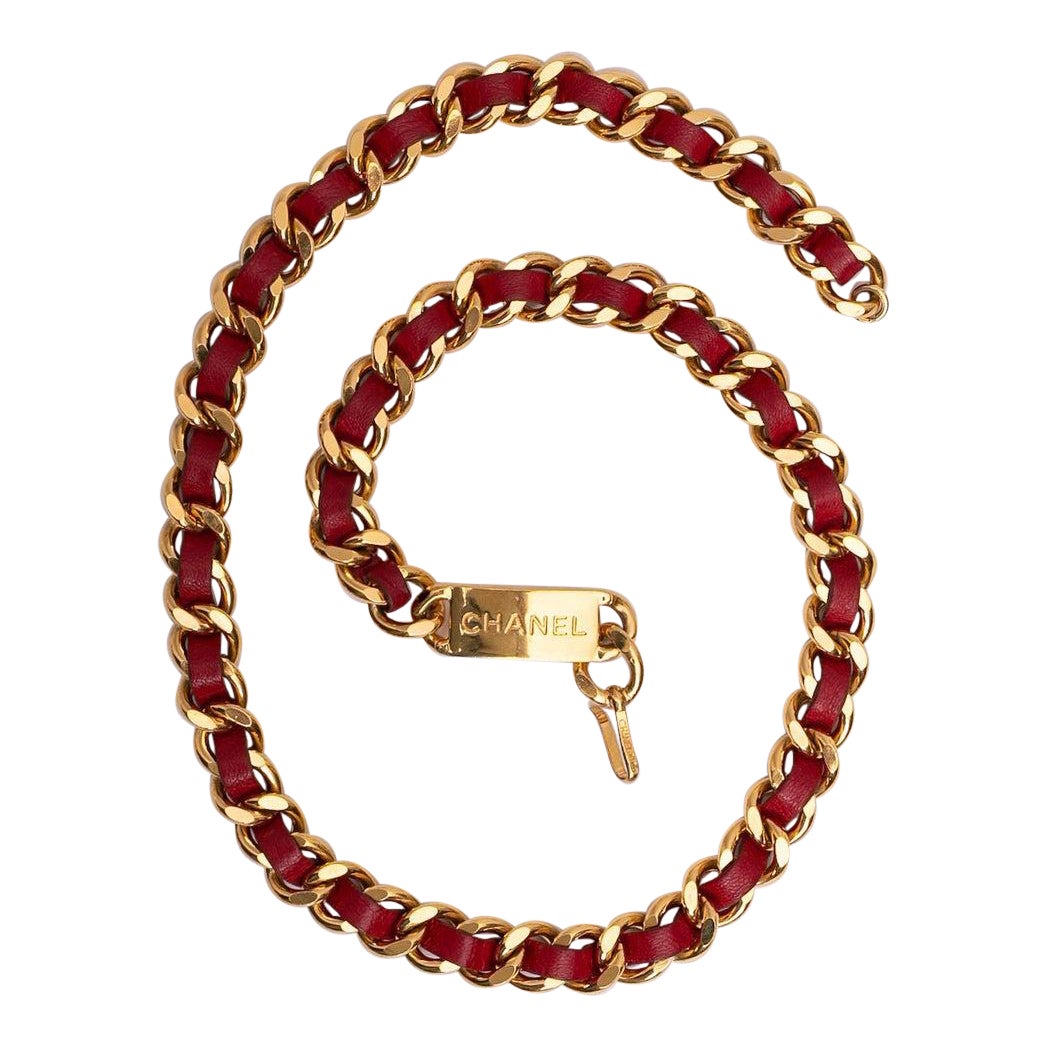 Cinturón Chanel de metal dorado y piel roja en venta