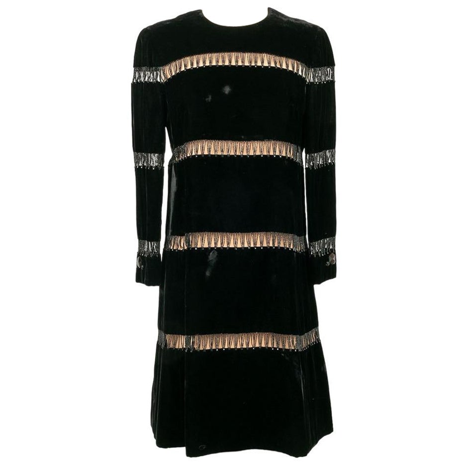 Vestido de Alta Costura Guy Laroche de terciopelo de seda negro, perlas y strass en venta