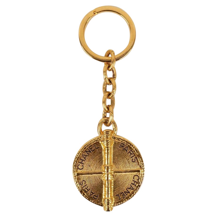 Chanel Schlüsselanhänger aus Goldmetall im Angebot