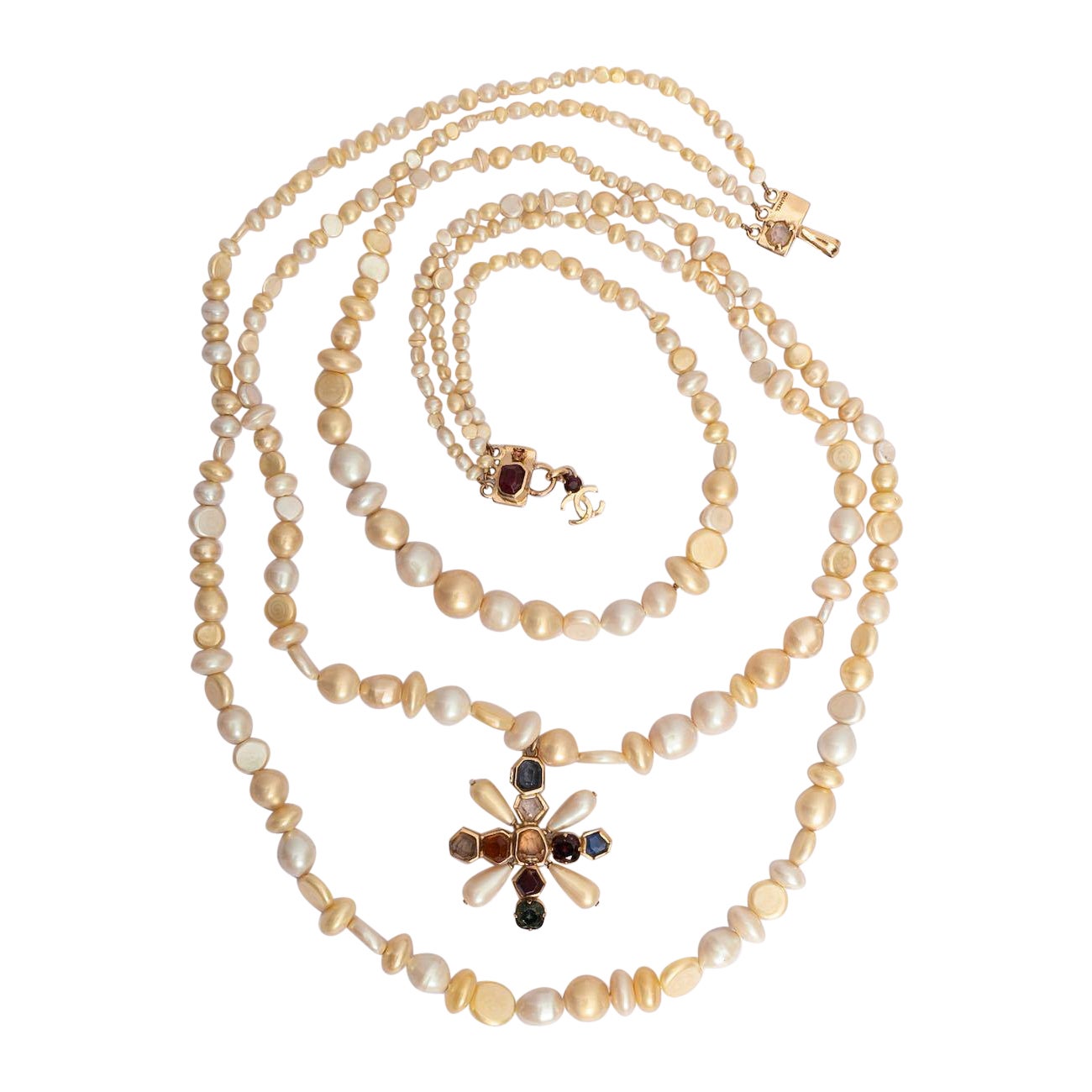 Chanel Halskette aus Kunstperlen mit Kreuzanhänger im Angebot