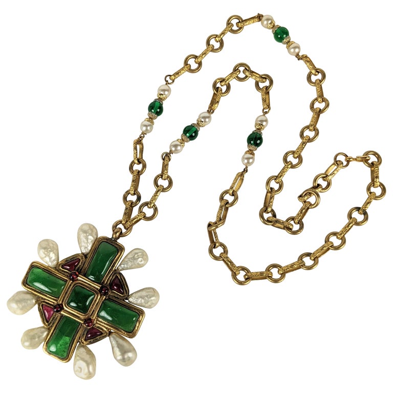 Coco Chanel, important collier en forme de crucifix byzantin élaboré En  vente sur 1stDibs