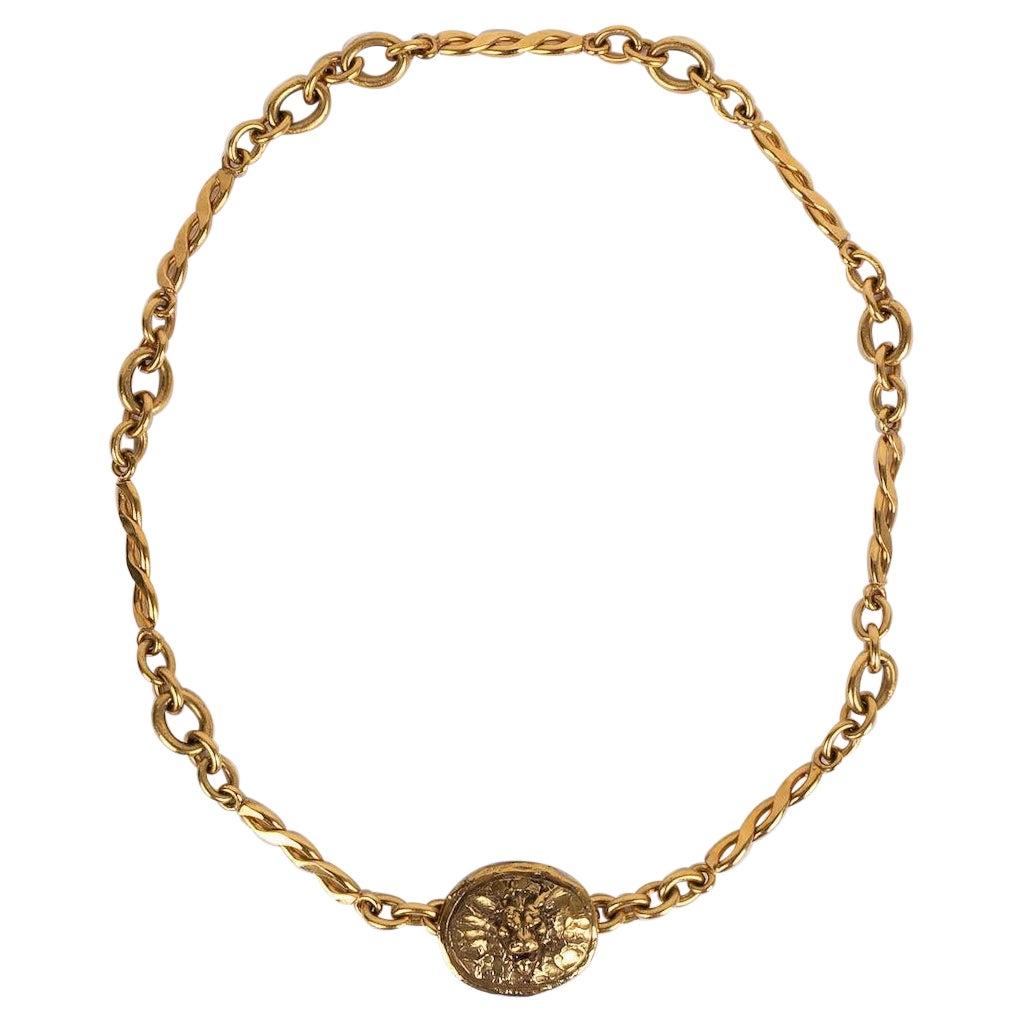 Chanel Goldene Metallkette Halskette mit Löwenkopf-Verschluss aus Metall im Angebot