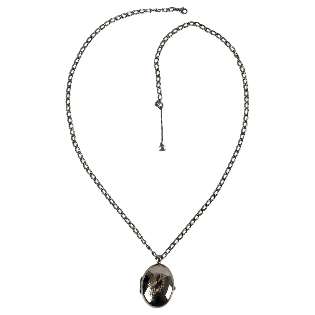 Chanel Collier pendentif en métal argenté