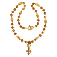 Chanel, collier de médailles de poissons en métal doré et perles de verre