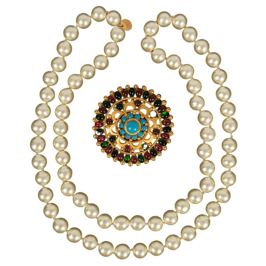 Chanel Halskette aus Perlen mit Brosche im Angebot