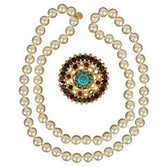 Chanel Halskette aus Perlen mit Brosche