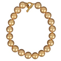 Chanel Collier court en perles dorées
