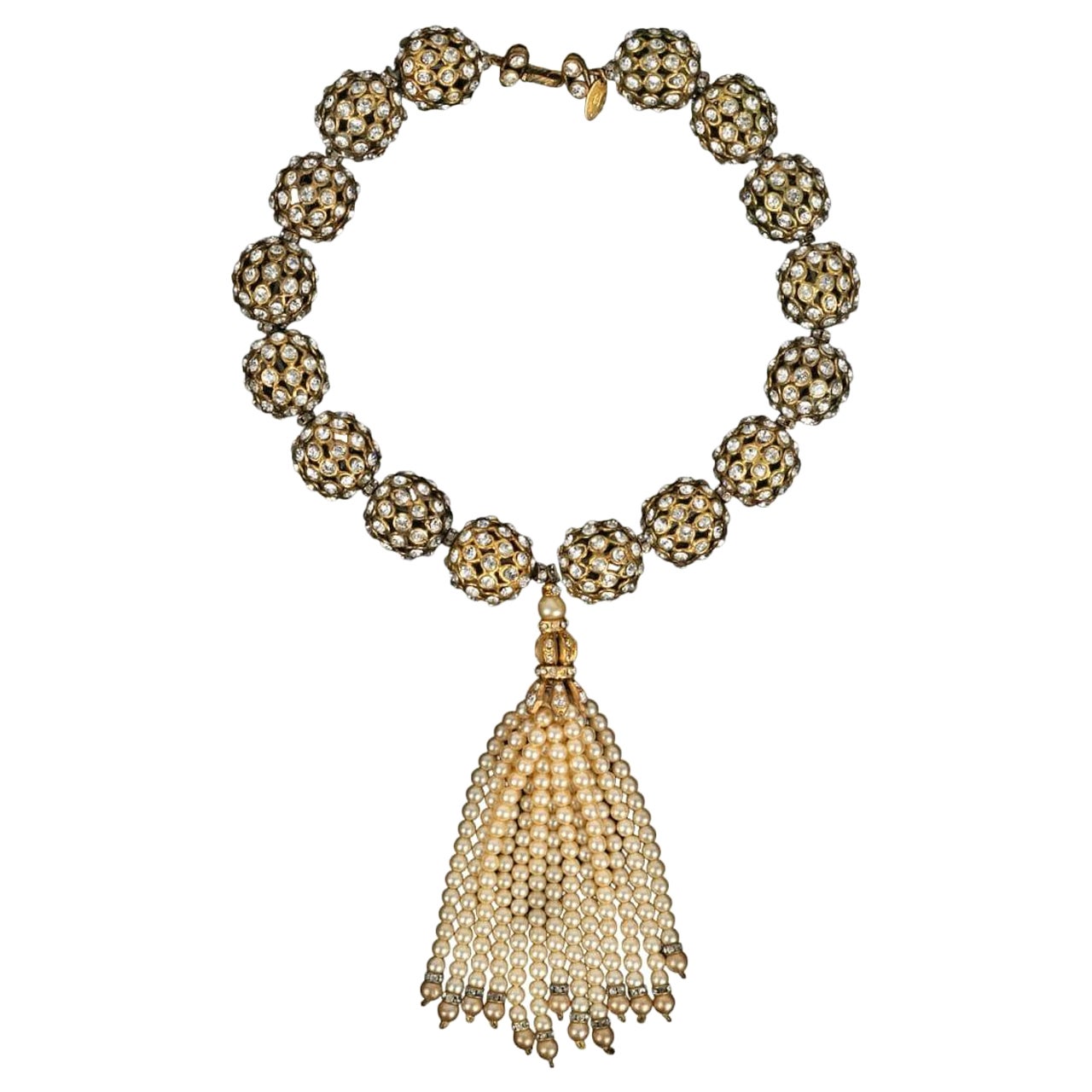 Chanel Collier court en perles de métal doré pavées de strass en vente