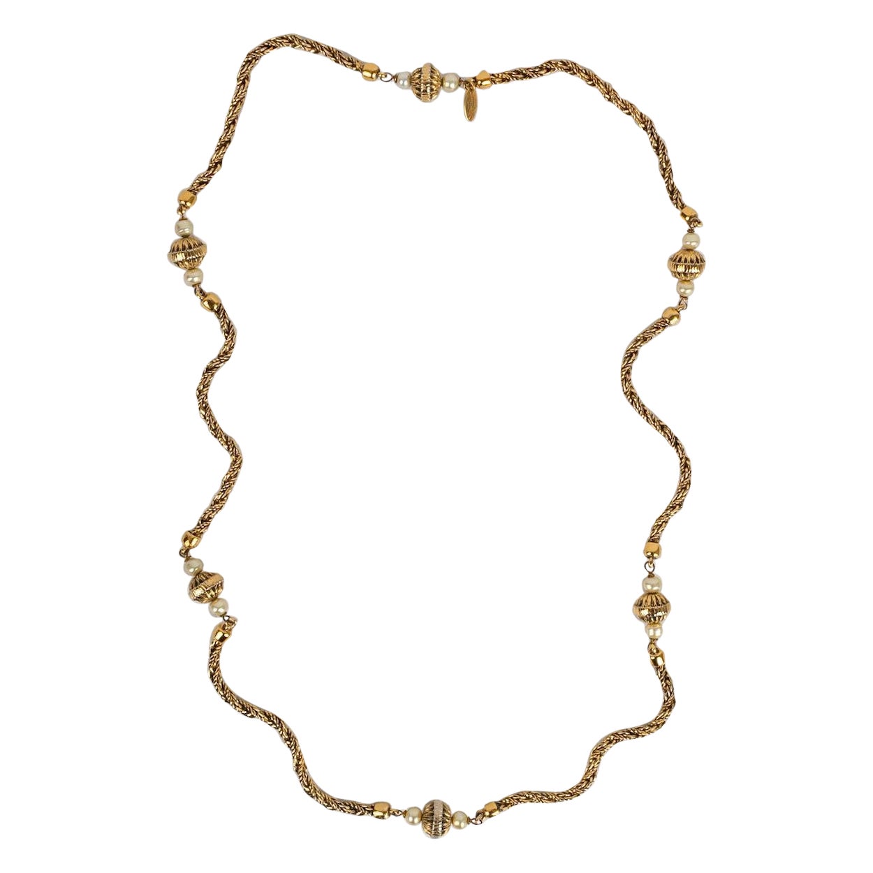 Lange Chanel-Halskette aus vergoldetem Metall mit Perlenperlen im Angebot